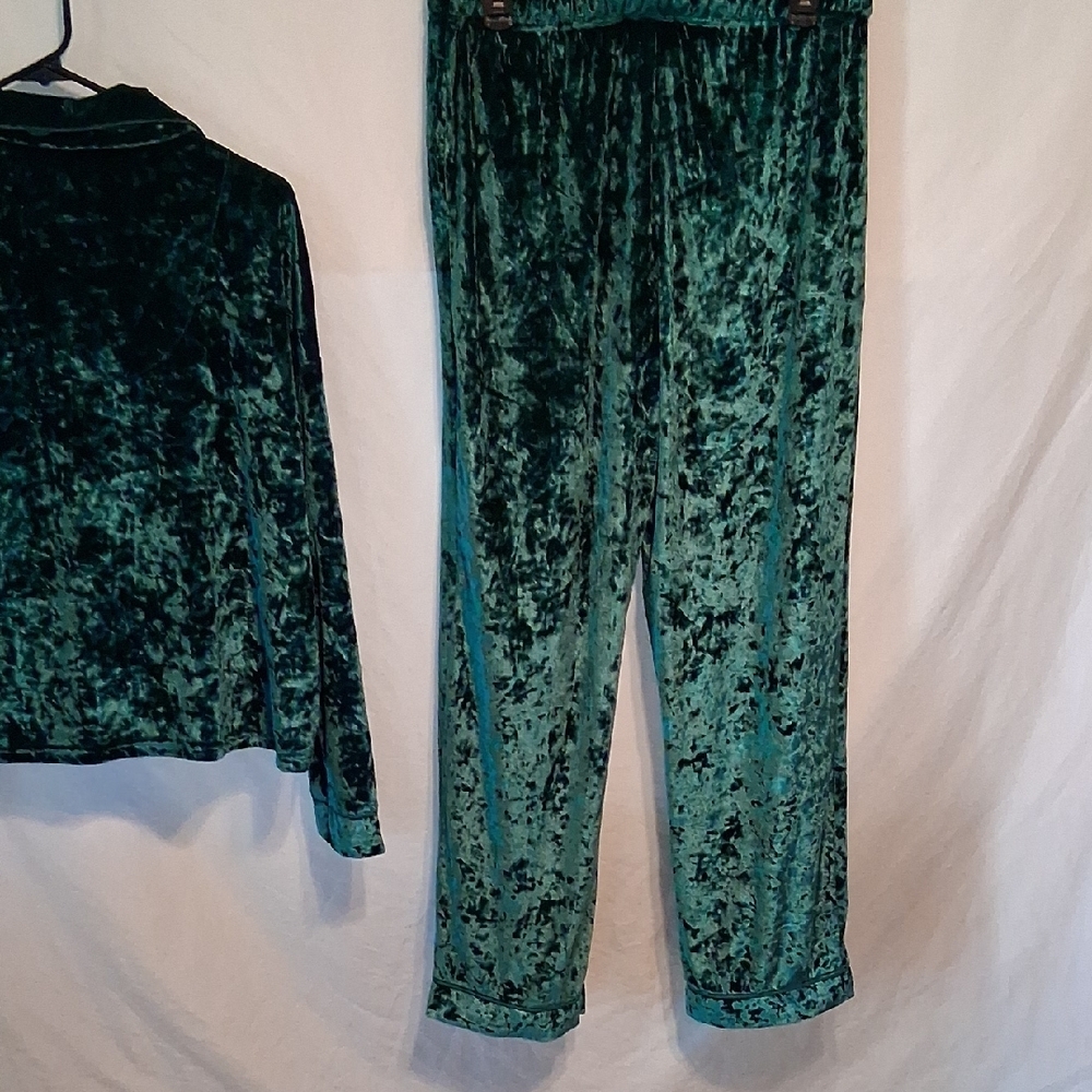 Lord & Taylor Emerald Green Velvet Pajama Set - Picture 6 of 6